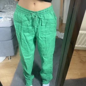 Linnebyxor - Säljer mina gröna linnebyxor inte rikigt min still! Och dem har även blivit förstora på mig! Använda några få gånger! (Fri frakt)