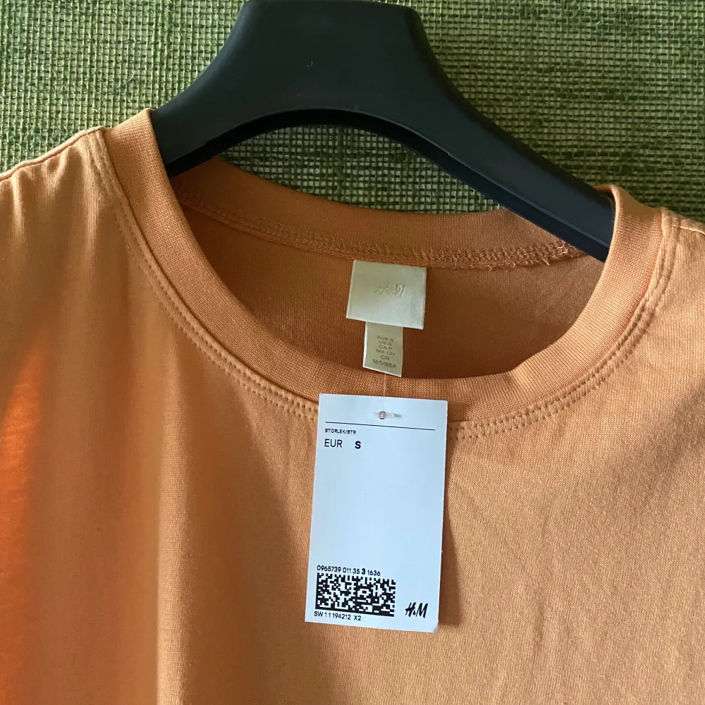 En oanvänd orange T-shirt klänning i storlek S  En ny grå T-shirt klänning i storlek S Båda för 100 kr  Pris diskuteras vid snabb affär . Klänningar.