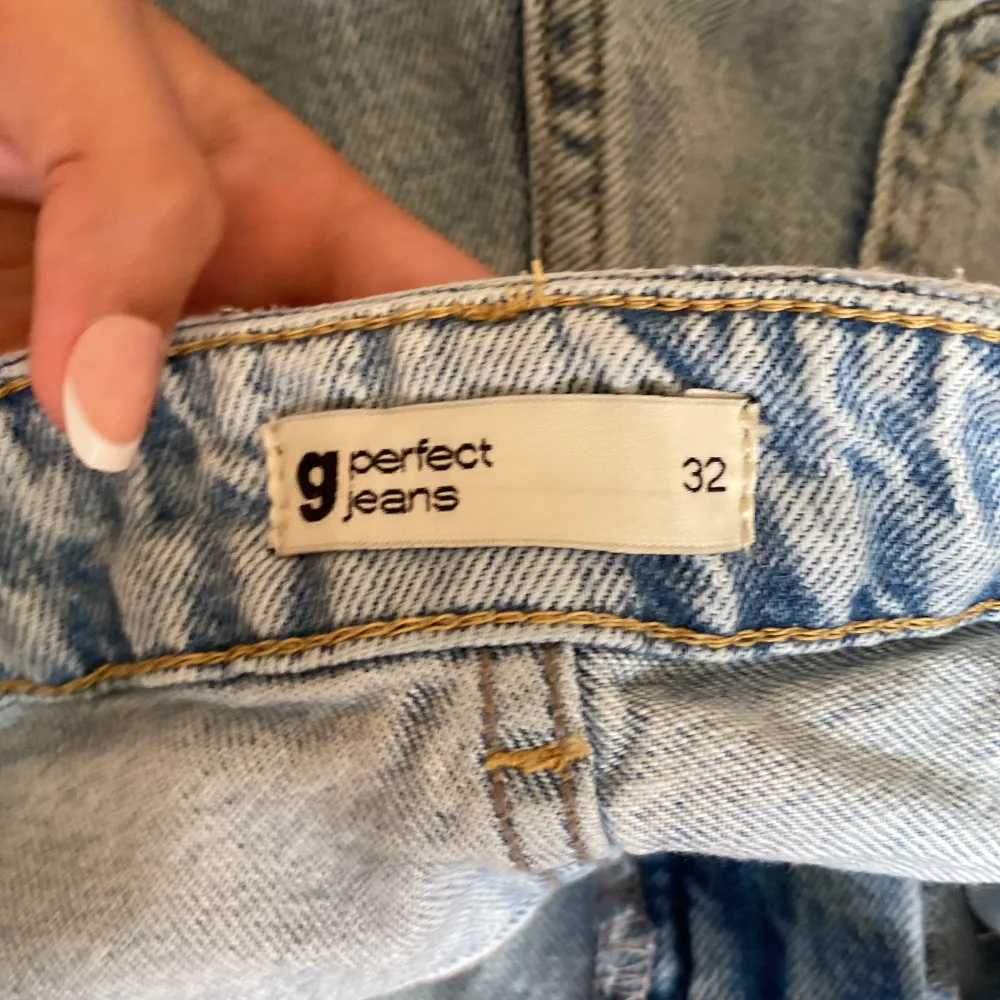 ljusblå flare jeans ifrån Gina tricot, säljer för att de inte passar mig. Nytt skick och aldrig använda! . Jeans & Byxor.