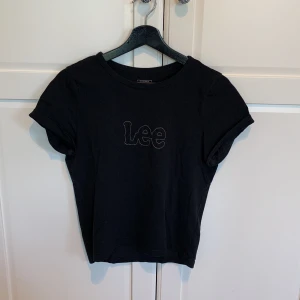 Lee t-shirt - Svart t-shirt från Lee i storlek: S använts en gång