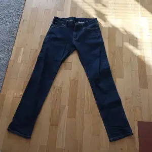 Armani Jeans J06 Slim Fit storlek 30 Bra skick inge missfärgning eller nåt QR kod finns innuti för att visa äkthet Kostade 1790;- 
