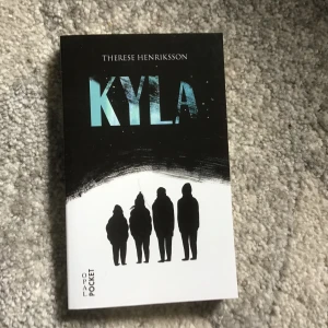 Bok kylan - Kylan handlar om en grupp unga som fastnar i mitten av ett snökaos utan någon äldre att hjälpa dem. Den är lite skadad