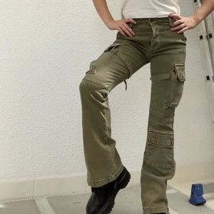 Cargo pants - Så snygga cargo pants från Stradivarius. Tyvärr för små för mig i midjan men passar bra på längden för mig som är 158cm.