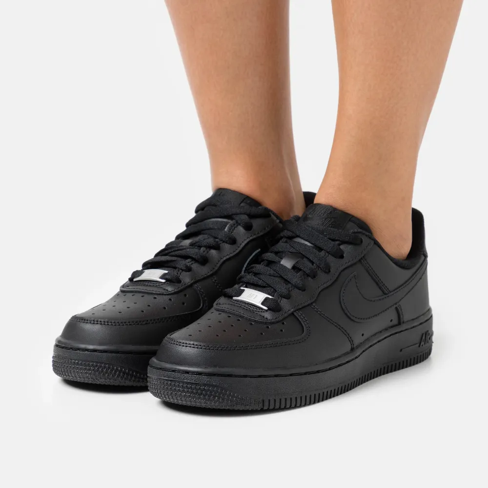 Säljer mina svarta Nike air force eftersom dom inte används. Har bara använt dom fåtal gånger så dom har inga skador och ser nya ut. Skor.