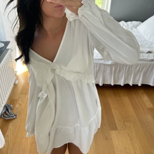 Klänning - Säljer denna super söta klänning som tyvärr itne använts (nyskick)