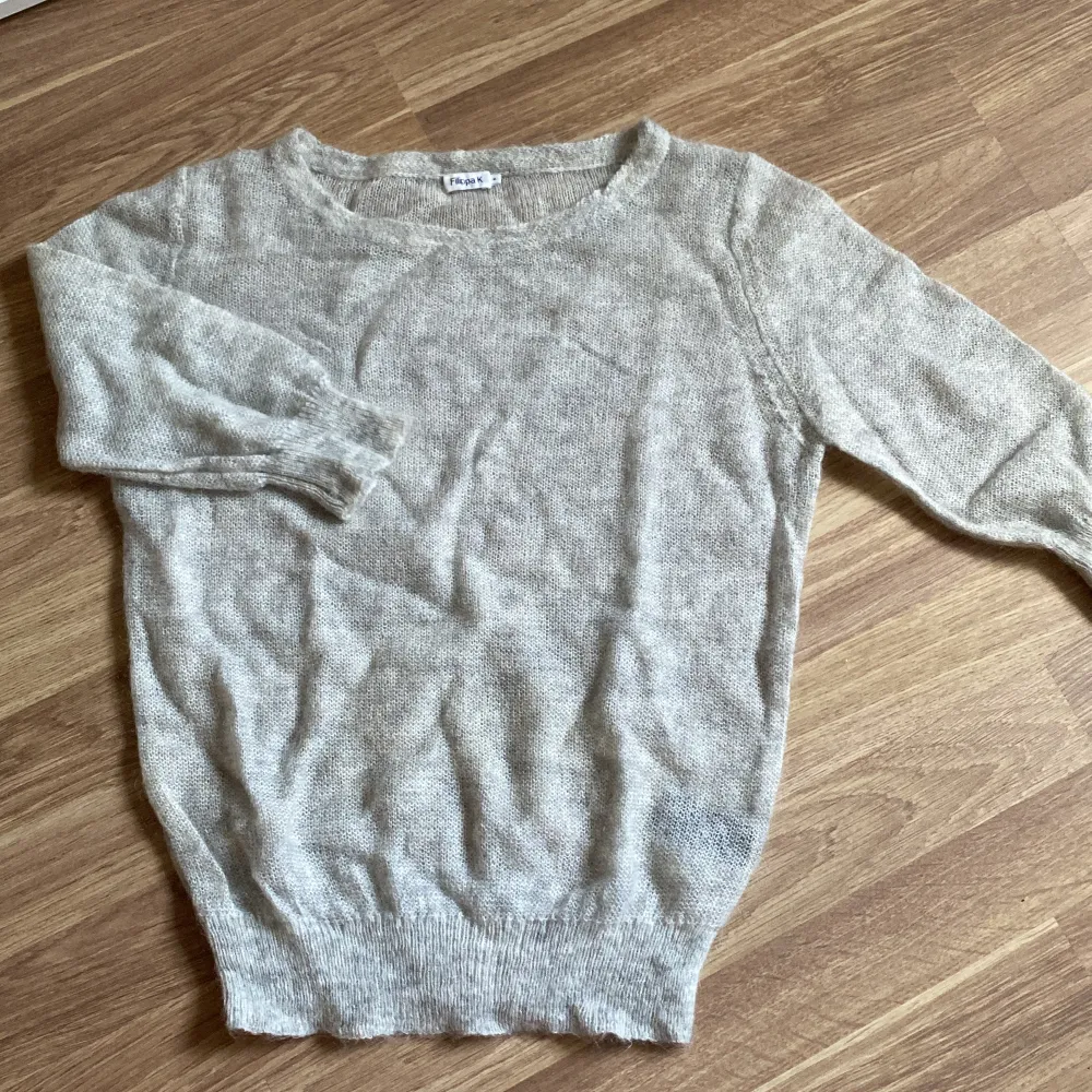 Säljer den här jätte fina tunna stickade  Filippa K tröjan!🙏🏻 Säljer pga att den är för stor på mig🥰Skriv för mer ditaljer❤️. Stickat.