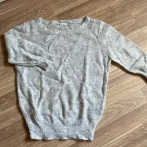 Säljer den här jätte fina tunna stickade  Filippa K tröjan!🙏🏻 Säljer pga att den är för stor på mig🥰Skriv för mer ditaljer❤️