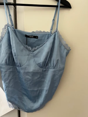 Nytt satin Linne  - Super fint satin linne i babyblå färg stl XL. Nypris 259kr säljs för 100kr  OBS! DU STÅR FÖR FRAKTEN