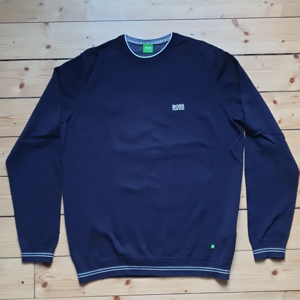 Hugo Boss Green   Jumper Navy  Strlk L  Använd 1-2 ggr, nyskick. Stickat.