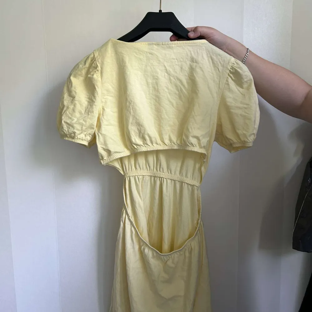 Gul klänning som är öppen i ryggen från ASOS💛 säljer pågrund av att den inte kommer till användning!. Klänningar.