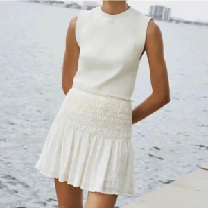 Zara kjol - Jättefin kjol från zara!! Säljer för att den inte kommer till användning längre, använd några gånger men fint skick! 