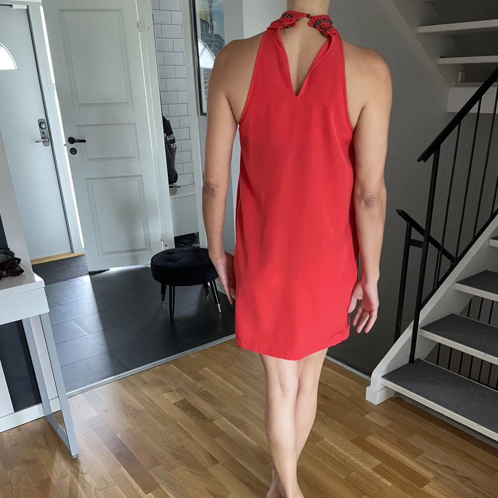 Röd klänning använd 1 gång. Klänningar.