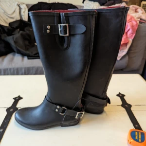 Gummistövlar 40 Cayenne High Gummistövel - Storlek 9, motsvarar storlek 40. Röd dragkedja på baksidan. Fint begagnat skick.