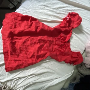 Röd sommarklänning - En jätte fin sommar klänning som du kan ha när du går ute på stan men också när du bara ska göra något enkelt tex bada eller vara med vänner.