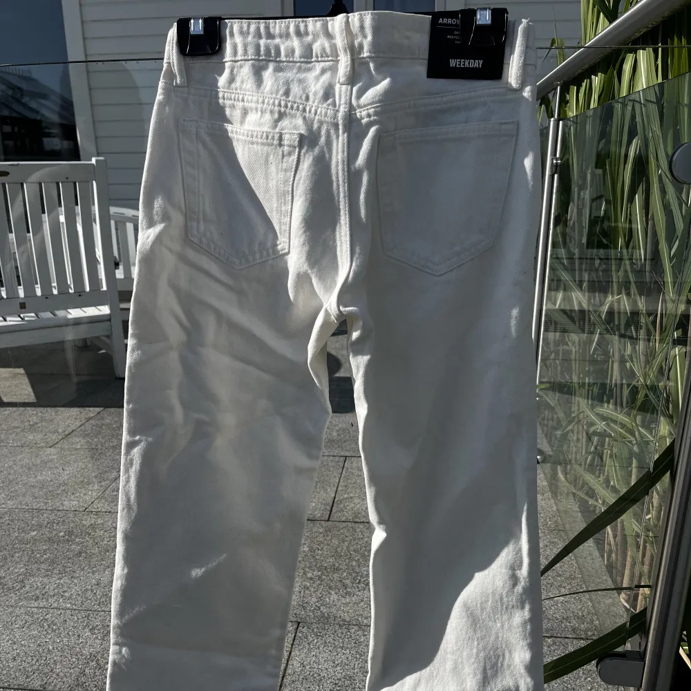 Helt nya Weekday jeans i modellen arrow. De är lågmidjade och raka  storlek 25/32🤍. Jeans & Byxor.