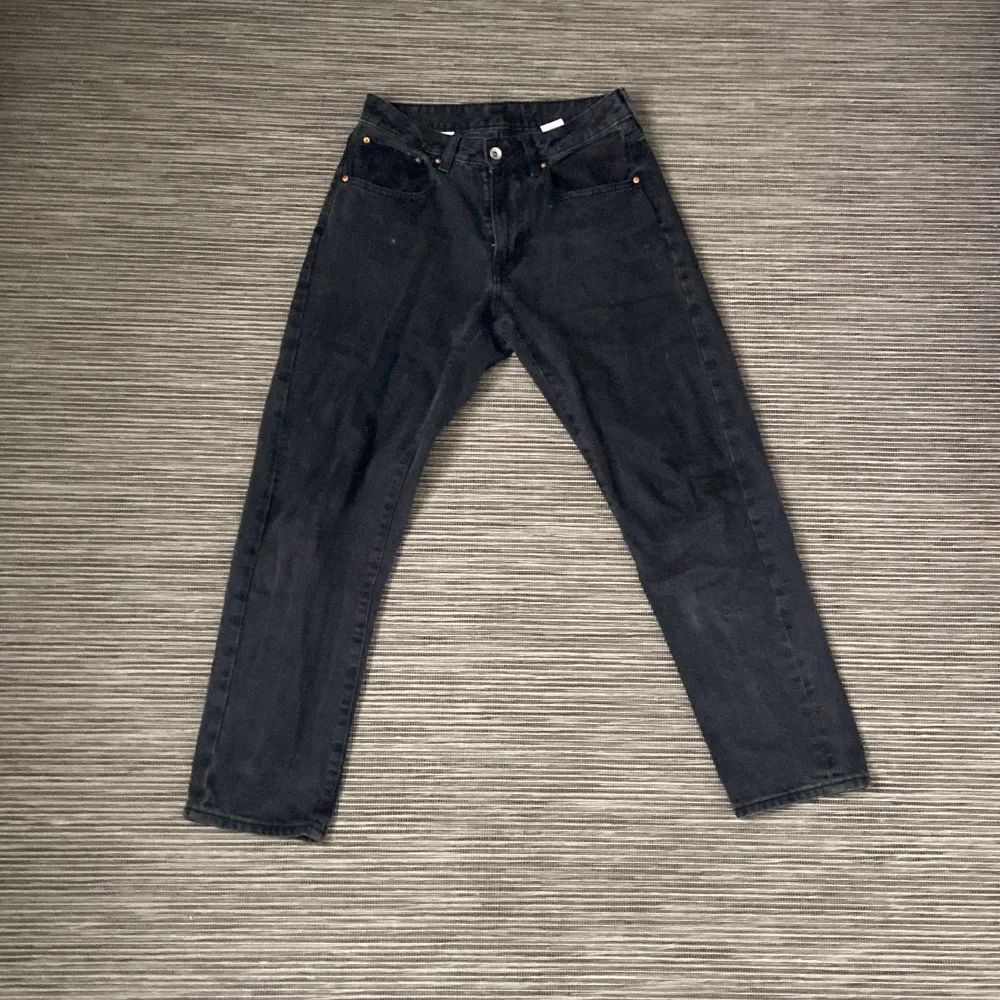 Säljer mina svarta jeans från vailent byxorna är sparsamt använda och säljer då jag har ett par andra👌 . Jeans & Byxor.