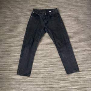Säljer mina svarta jeans från vailent byxorna är sparsamt använda och säljer då jag har ett par andra👌 
