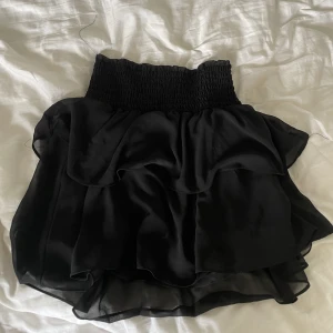 Volangkjol - En superfin volangkjol ifårn Chelsea som är superfin nu till sommaren!   Buda i kommentera!