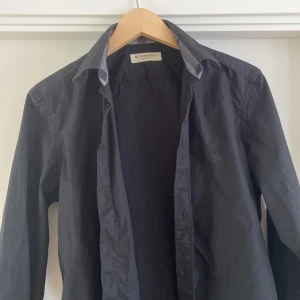 Burberry skjorta - Säljer mina svarta burberry skjorta som är limited edition, självklart äkta. Den har används ganska mycket, men den har inga slitningar eller andra tecken på användning.  Hör av er vid frågor!