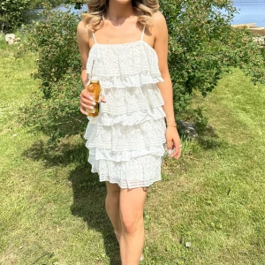 Superfin sommarklänning💐🌻🌸 - Säljer denna drömmiga volangklänning från Zara!🤍🤍 Fint skick. Har justerbara axelband, strl S. Skriv för fler bilder eller frågor!!🫶🏼 Budgivning ifall flera är intresserade.❣️