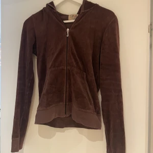 Juicycouture Hoodie - Superfin och gosig brun juicycouture hoodie som tyvärr inte kommer till användning längre💕Storlek M, men passar S och XS också. Tyvärr har den ett litet hål i slutet av ena armen. 