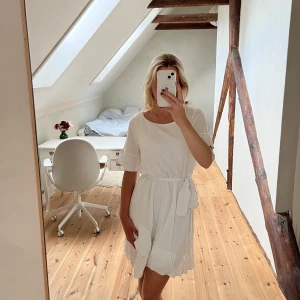 Oanvänd vit klänning från Dry Lake - Beki dress från Dry Lake, strl S. Helt oanvänd. 🌸250kr