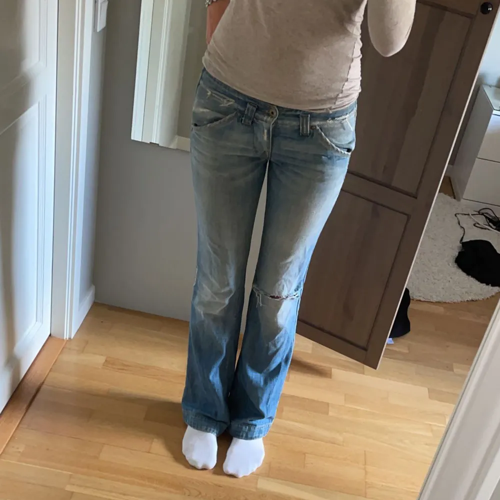 Ljusblåa jeans från fontana, står ingen storlek men skulle säga att det passar 36-38, dem är långa i bena. 💕. Jeans & Byxor.