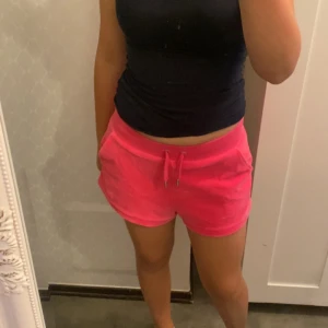 Juciy short st M - Säljer pga att de ej har kommit till användning, ser ut som nya. Kontakta för mer detaljerade bilder. Köpte för 399:- säljer för 100+ frakt. ( pris kan diskuteras)