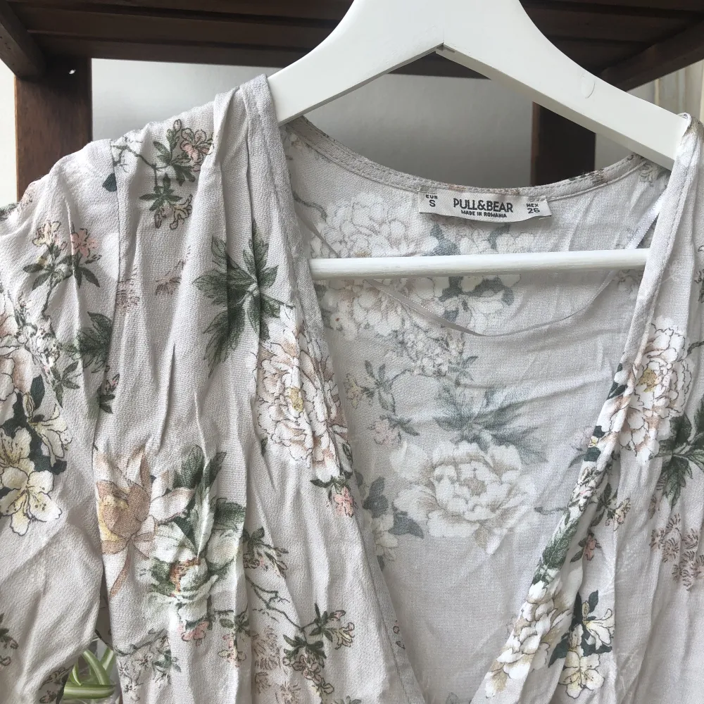 Somrig kort wrapklänning i ett grått blommigt mönster. Köpt för några år sedan men knappt använd så är i jättebra skick. . Klänningar.