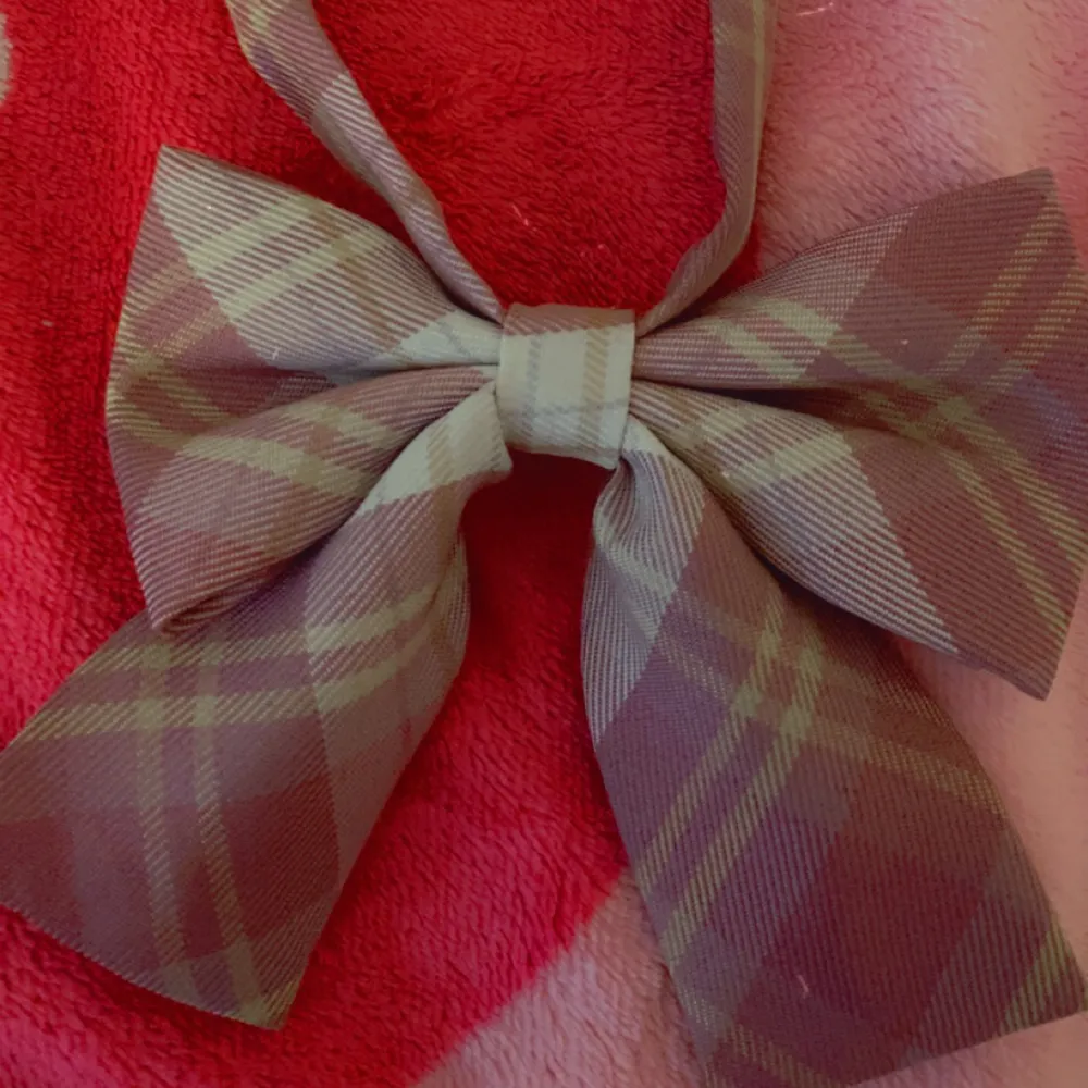 It’s pinkish and whiteish , it’s supposed to be a Uniform Bow but yolo use it for whatever , can discuss price. Accessoarer.