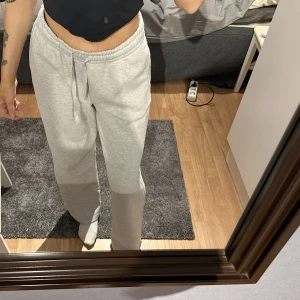 Mjukisbyxor - Raka mjukisbyxor från ginatricot storlek M🩷uppsydda för att passa mig som är 1,63