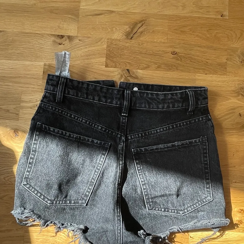 Svarta jeans shorts från Zara. Perfekt skick! Söta till sommaren. Strl 32. Shorts.