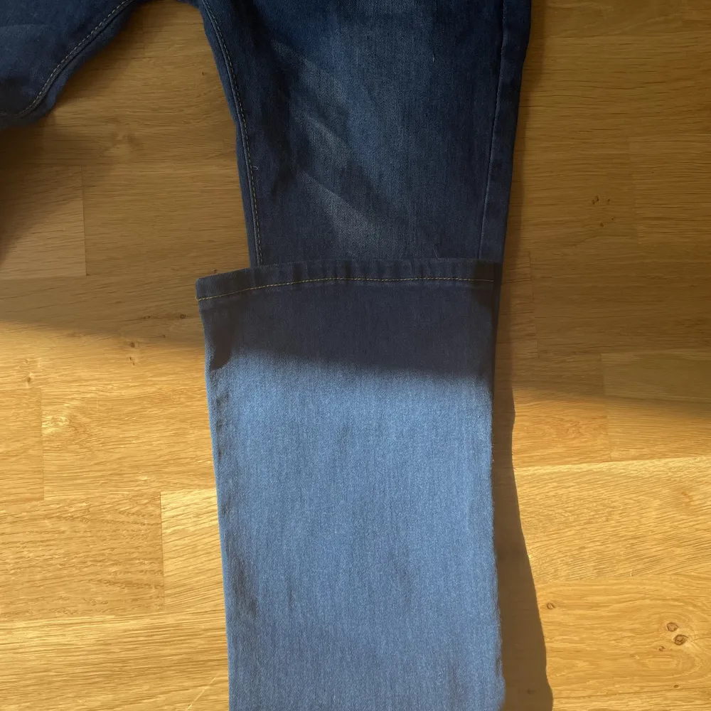 Blå bootcut jeans, vet ej varifrån. Perfekt skick utan defekter. Rätt små, skulle gissa baserat på längsen att de är för en 11-13 åring.. Jeans & Byxor.