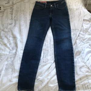 Helt nya och oanvända Acne studios jeans, Färg - MID BLUE, Nypris ca:1799 kr.