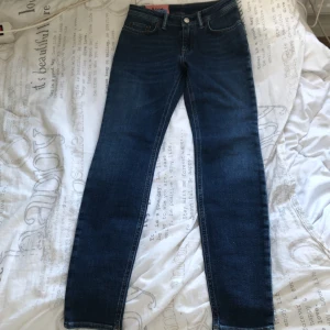 Acne Studios Jeans, MID BLUE - Helt nya och oanvända Acne studios jeans, Färg - MID BLUE, Nypris ca:1799 kr.