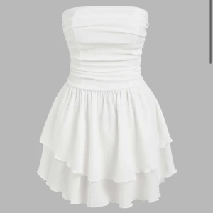 Vit sommarklänning  - Säljer denna jättefina klänningen, perfekt till skolavslutning och andra firanden. Priset är absolut diskuterbart 