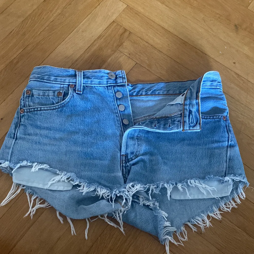 Snygga blå jeansshorts från Levi’s. Använda några gånger och säljs då de blivit för små. Bra skick.  Waist: 30. Modell: 501.  De är 100% bomull. Ingen stretch.. Shorts.