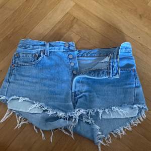 Snygga blå jeansshorts från Levi’s. Använda några gånger och säljs då de blivit för små. Bra skick.  Waist: 30. Modell: 501.  De är 100% bomull. Ingen stretch.