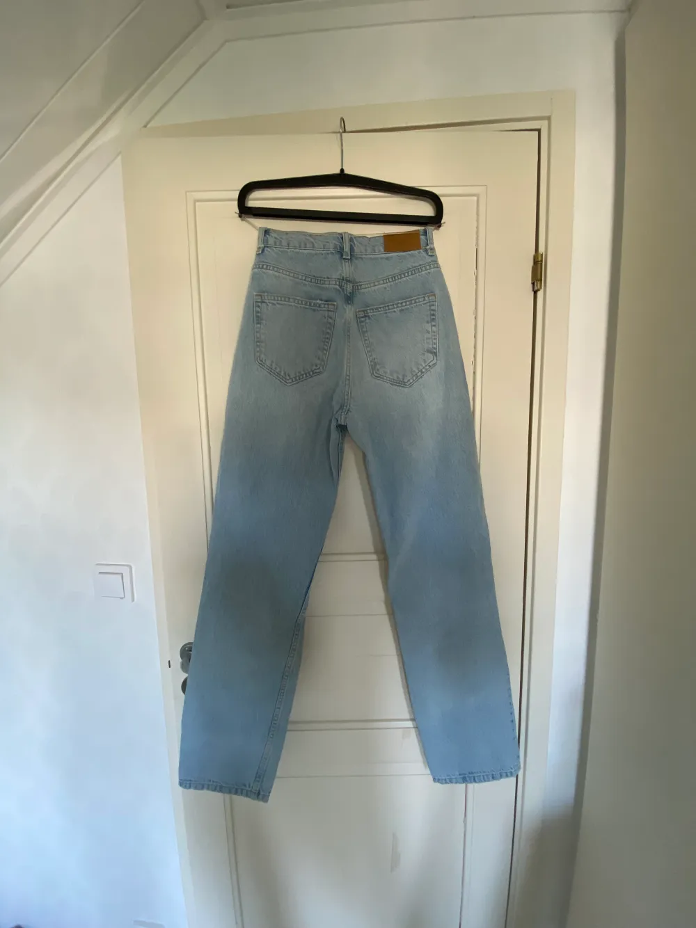 Blåa jeans med hål på knäna från Gina Tricot! Skicka för mer bilder . Jeans & Byxor.