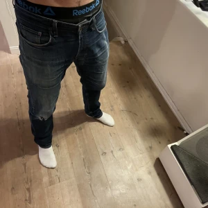 Jeans - Snygga jeans, passar bra på mig (183). Bra skick, hål under knät. 