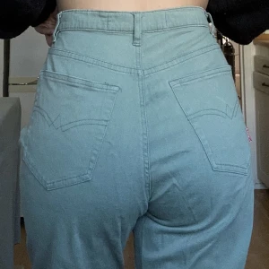 Militärgröna vida jeans - Militärgröna via jeans. Gott skick, knappt använda. Upphämtas i centrala Handen eller Mariatorget, Södermalm. Tar betalt via Swish. Storlek 44 enligt lappen, men skulle säga 38/40 enligt min bedömning. 