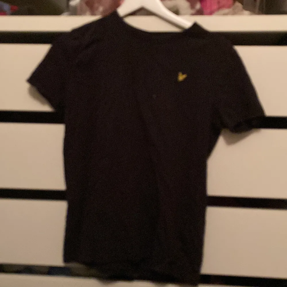 Basic svart lyle and scott tröja med gul logga. Inga tecken på användning . T-shirts.