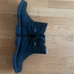 Vinterskor - Vinterskor från Duffy i äkta skinn med fuskpäls inne. Har för breda fötter och kan därav inte ha på mig dessa, knappt använda. Dem är så så sköna! Priset är pga märken på skorna. 