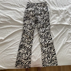 Byxor Motel - De coolaste byxorna från Motel med zebra-print, nyskick! 