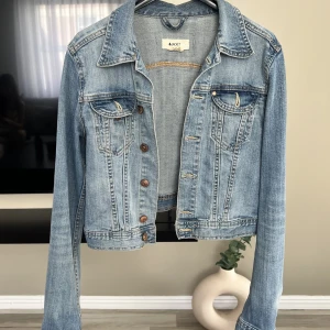 Kort Jeans jacka  - Kort blå jättefin jeansjacka Stl 34