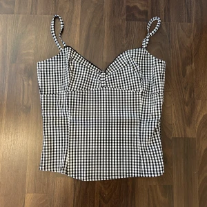 Topp - Jätte söt mönstrad topp i storlek 40 som motsvarar M, men passar mig som är S men även bra på XS. Jätte fint skick då den knappast är använd 😁