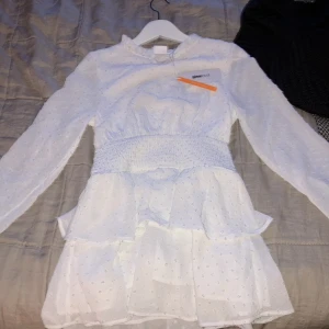 Vit klänning - En helt ny ginatricot klänning. Från barnavdelningen. Bra skick 