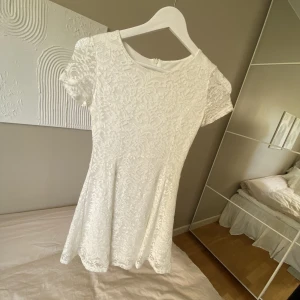 Klänning - Säljer denna söta spets klänning! Köpt från Cubus och använd endast en gång🤍