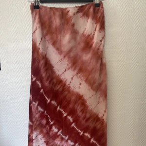 Midi kjol - Superfin kjol från mango! Den är nopprig därav det billiga priset! (Se bild 3) 