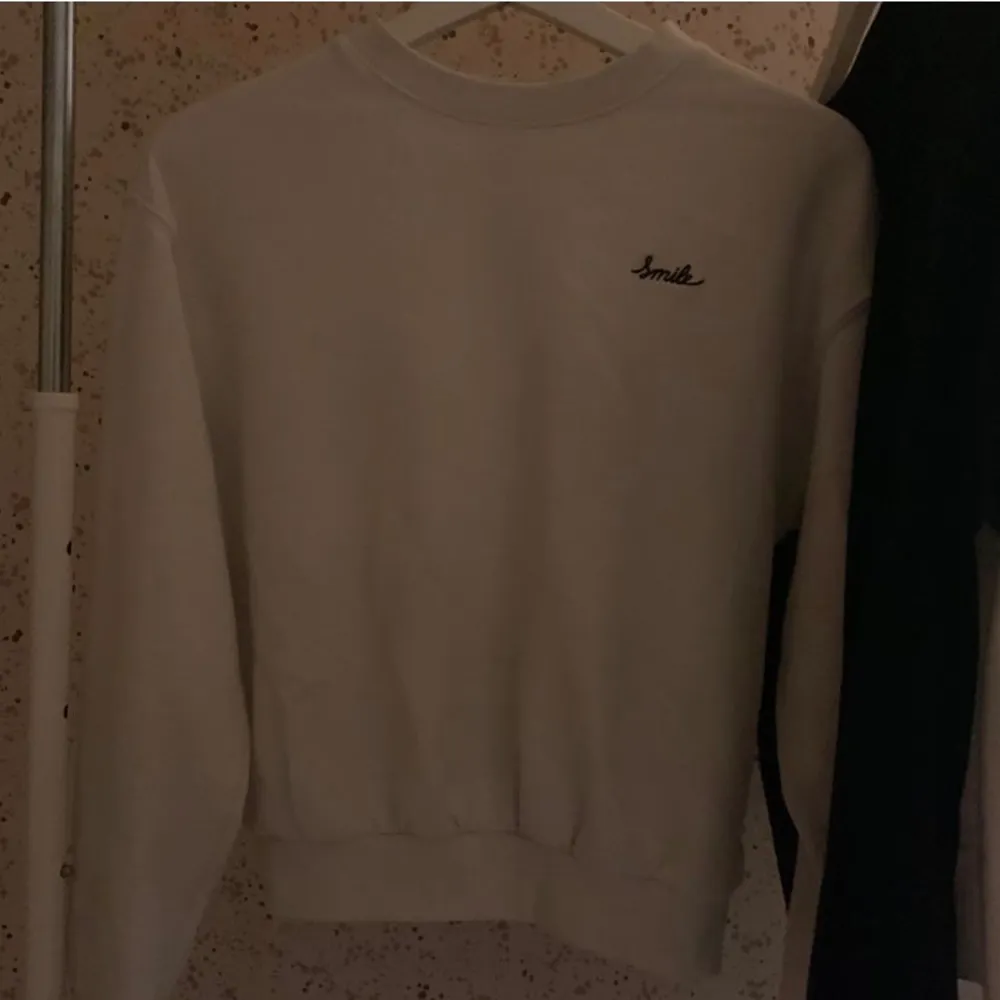 En sweater från H&M i stl XS. Nypris: 200kr Defekter: lite nopprig. Köparen står för frakten, använder köp nu eller Swish!. Hoodies.